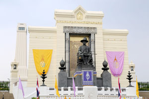 สำนักงาน กสทช. วางพานพุ่มดอกไม้ถวายราชสักการะเนื่องในวันจักรี