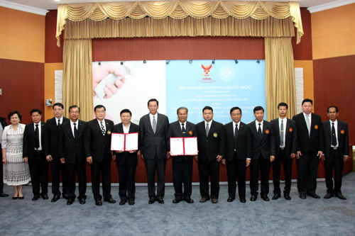 พิธีลงนามบันทึกข้อตกลงความร่วมมือว่าด้วยการดำเนินการ "โครงการศึกษาและวิเคราะห์แนวทางการจัดให้มีบริการเลขหมายโทรศพท์ฉุกเฉินเข้าเป็นบริการ USO" ระหว่างสำนักงาน กสทช. กับ สถาบันเทคโนโลยีพระจอมเกล้าเจ้าคุณทหารลาดกระบัง (สจล.)
